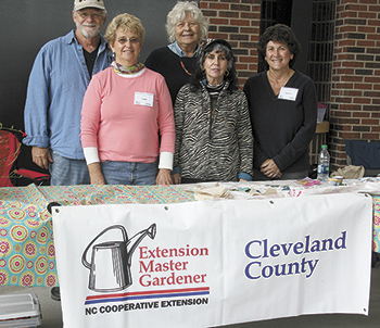 Master Gardeners give advice at Farmer's Market